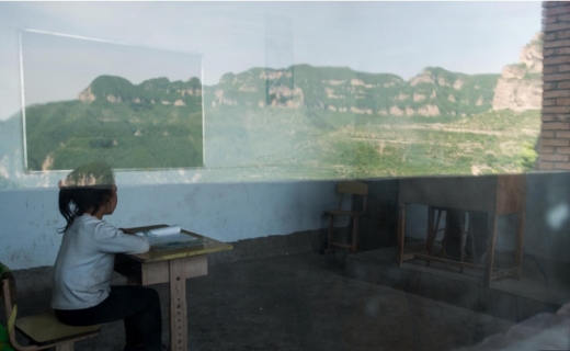 교실 유리창에 비친 학교 바깥의 험산준곡의 모습. 처량함을 넘어 신비롭기까지 하다. (사진=정저우러센)