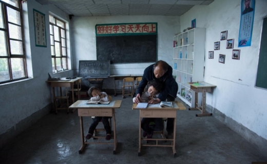 요즘엔 그나마 6살 동생이라도 옆에 앉아서 함께 있으니 조금은 더 든든하겠다. 교실 뒷편에 붙여놓은 ‘열심히 공부해서 매일 실력을 쌓자’는 말이 덧없게도 느껴진다. (사진=정저우러센)