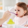 [건강을 부탁해] 부모가 밥 떠먹여 준 아기, 비만 되기 쉽다