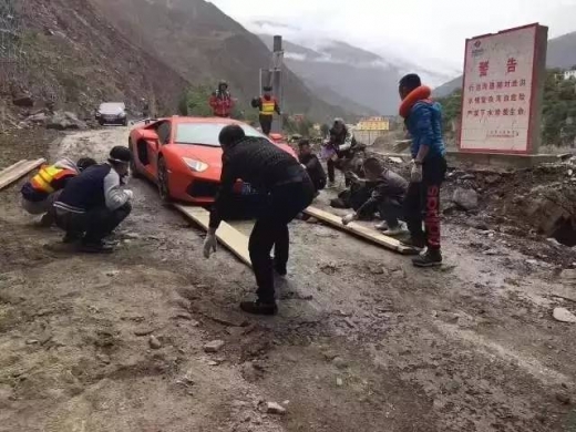 촨장시엔의 진흙탕, 계곡을 건너면서는 여러 사람이 달라붙어 나무판자를 까는 등 분투를 해야만 했다. (사진=쓰촨르바오웨이신공하오)