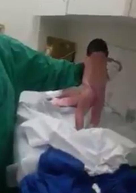 조산사에 팔에 안긴 채 한걸음 한걸음 내딛으려하고 있는 아기. (사진=더썬)