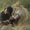 사자와 귓속말 나누는 ‘절친’ 사람…평온 그 자체
