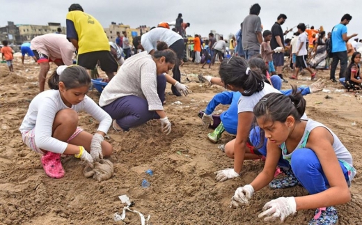 흙 속에 파묻힌 쓰레기를 손으로 골라내는 아이들. (사진=힌두스타임즈)