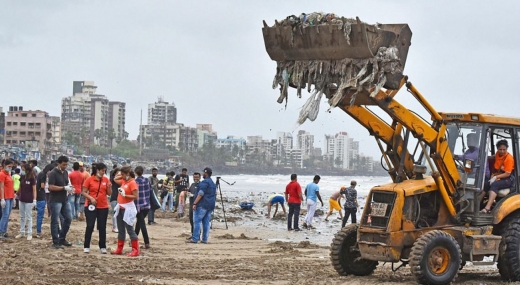 수작업을 빠르게 진행시켜줄 굴착기도 보인다. (사진=힌두스타임즈) 