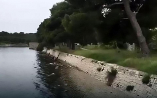 경찰은 글라라가 데니스의 사체를 이곳에 버린 것으로 추정하고 있다.