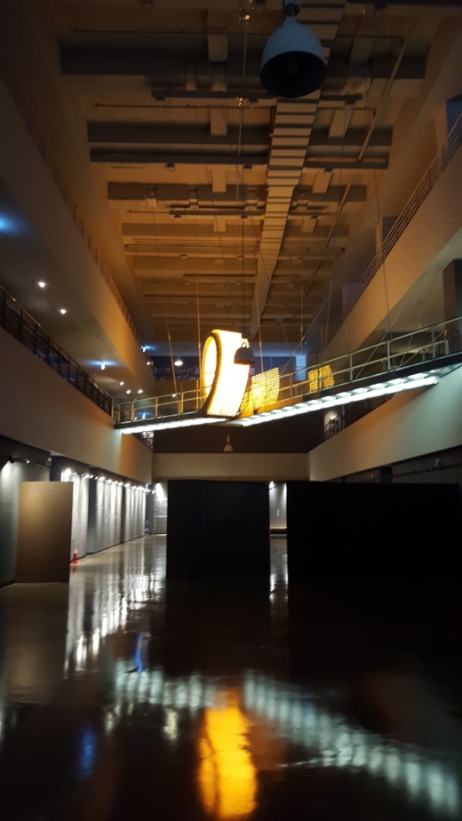 역사관 5층 로비의 모습. 전시실을 잇는 다리에 추모의 리본이 있다.