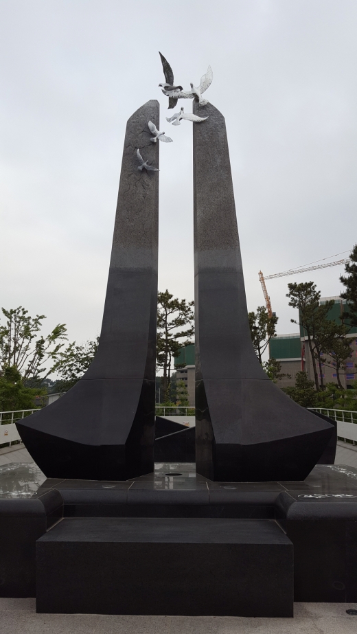 역사관 제일 높은 곳에 위치한 추모의 탑. 강제동원으로 희생된 가련한 넋들이 죽어서라도 명예를 찾을 수 있도록 해야 한다.