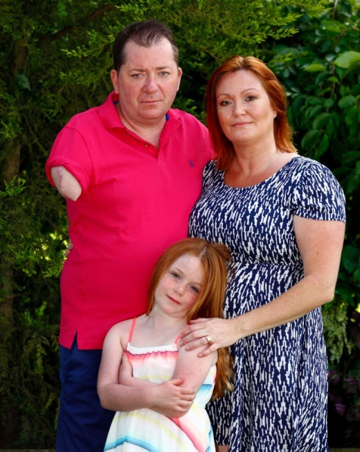 마이클과 그의 아내 피요나(34)그리고 딸 엘라(6).