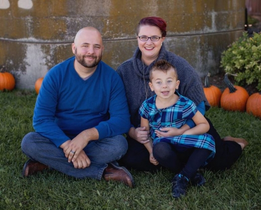 왼쪽부터 아빠 브라이언, 엄마 크리스탈과 아들 시안. (사진=보어드 판다)