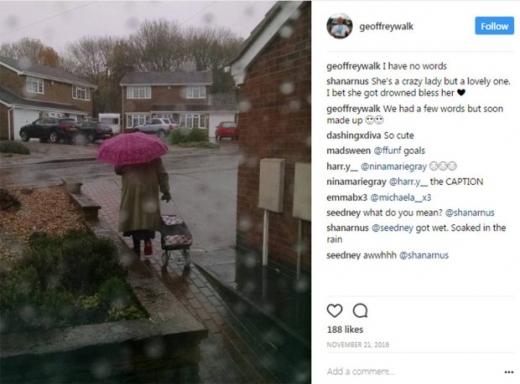 할아버지는 비내리는 날 외출한 아내가 걱정됐었나보다. (사진=메트로)