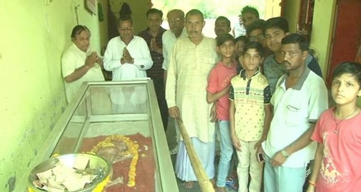 죽은 송아지를 보러 온 사람들은 신의 화신이라 믿고 기도를 드렸다. (사진=데일리메일 캡쳐)