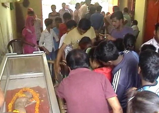 사람들이 죽은 송아지 앞에 몰려들었다. (사진=데일리메일)