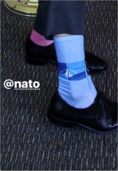트뤼도 캐나다 총리가 신고 나온 ‘짝짝이 나토 양말’