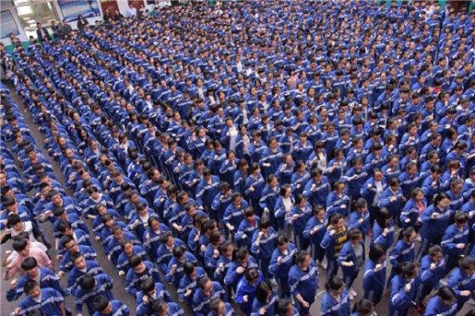 중국의 한 고등학교 까오카오 응시생들이 한 자리에 모였다. (사진=웨이보)