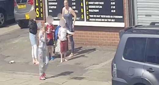 가게 밖을 나온 루시는 사람들에게 자전거를 보았냐 물었고, 원하던 대답을 듣지 못해 충격에 빠졌다. (사진=데일리메일 캡쳐)