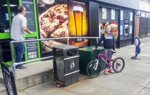 루시는 자기가 깨달은 바를 친구들에게 알리고 있는 중이다. (사진=데일리메일 캡쳐)