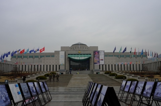 한국 전쟁 당시 유엔 참전국의 국기가 휘날리고 있다. 연건평 2만 5000평 대지 위에 지하 2층, 지상 4층 규모의 전시실을 갖추고 있는 아시아 최대 규모의 전시관이다.