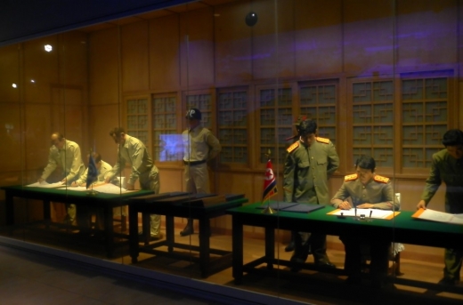 한국전쟁 휴전 협정을 맺고 있는 모습을 재현하고 있다.