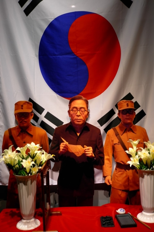 광복군 창설 전례문을 낭독하고 있는 김구 선생의 모습도 볼 수 있다.