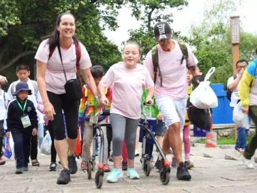 테일러는 이날 보행기를 짚고 가족들과 함께 힘겨운 만리장성 등반길에 올랐다. (사진=신화국제)