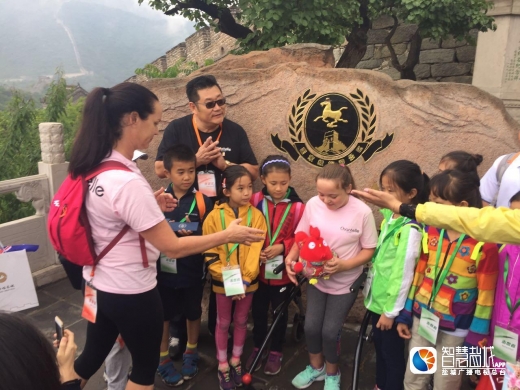 테일러와 비슷한 또래인 베이징의 초등학생들이 이날 등반길에 함께했다. (사진=신화국제)