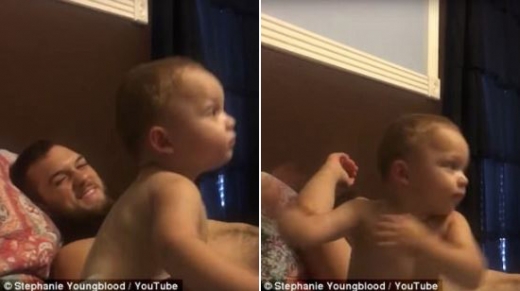 잠이 덜깬 제이크는 똑바로 일어서지 못하고 침대에서 휘청댔다.