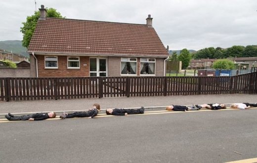 학생들이 노란색 주차금지선을 따라 일자로 누운 모습. (사진=데일리메일 캡쳐)