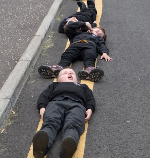 눈을 감고 죽은척 연기하고 있는 아이들. (사진=데일리메일 캡쳐)