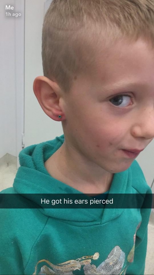 또한 그녀는 아들이 귀걸이한 모습을 페이스북에 올렸다.