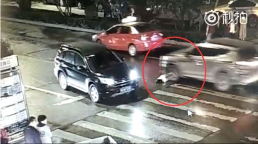 결국 그 여성은 2차 교통사고로 숨지고 말았다. (사진=웨이보영상 캡처)