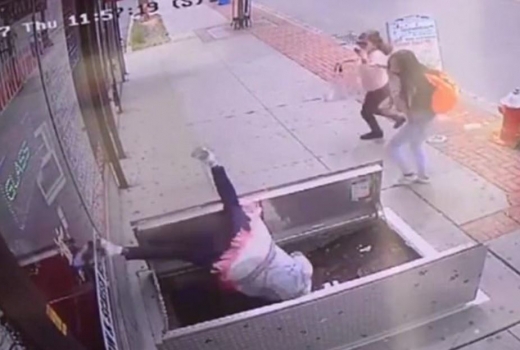 아차하는 순간에 보도 밑으로 빠져버렸고, 후회하기엔 너무도 짧은 순간이었다. (사진=ABC7 캡쳐)