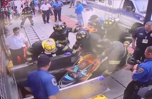 여성이 안전하게 구출되고 있다. (사진=ABC7 캡쳐)