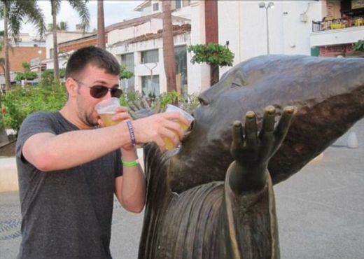 누가누가 더 빨리 마시나, 맥주 먹기 경쟁 중.