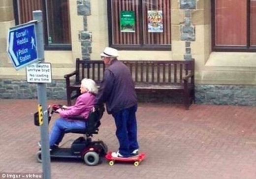 1인승 전동 스쿠터를 사이좋게 나눠 타고(?) 있는 영국의 노부부