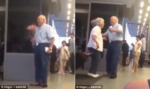 꽃다발을 든 할아버지가 공항에서 아내의 귀국을 환영하는 모습이다.