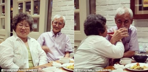 레스토랑에서 러브샷하는 한국의 노부부