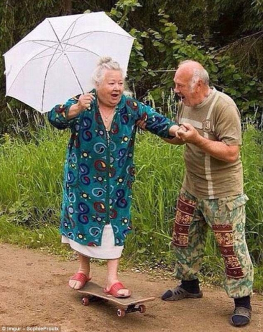 아내에게 스케이트보드 타는 법을 알려주는 할아버지