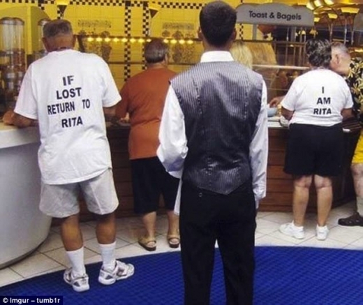 치매 걸린 남편과 커플티를 맞춰 입은 할머니