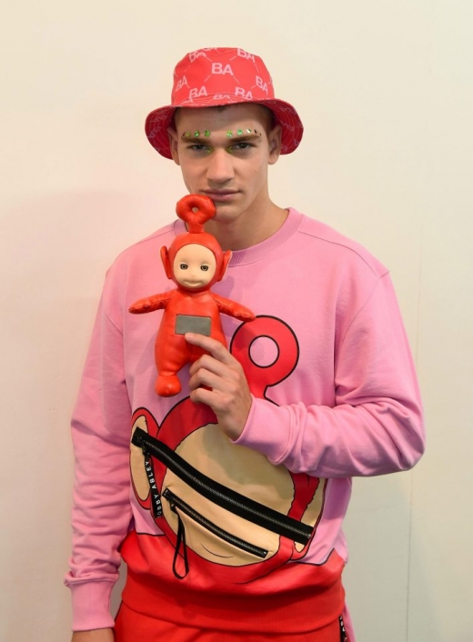 남성 모델이 텔레토비의 인기캐릭터 포(뽀)인형을 들고있다. (사진=더썬)