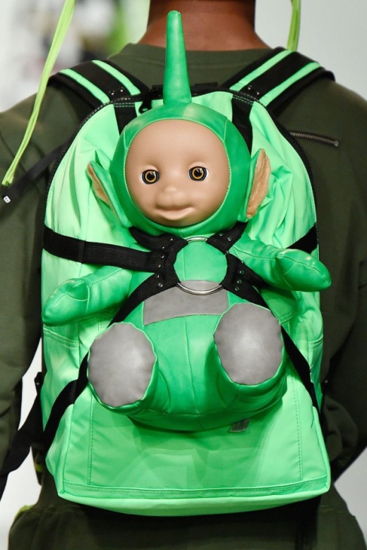 초록색 텔레토비 딥시(뚜비)모양의 배낭. (사진=더썬)