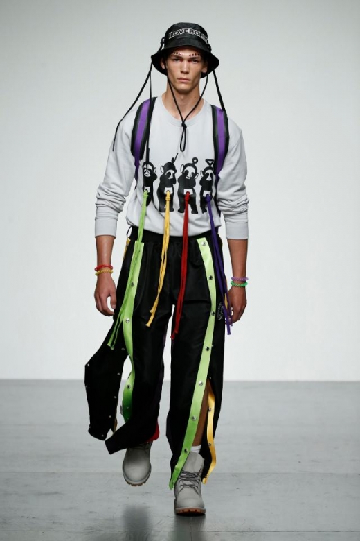 회색 티셔츠와 바지에 텔레토비를 연상시키는 술을 달았다. (사진=더썬)