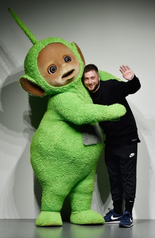 디자이너 바비 애블리가 초록색 딥시(뚜비)와 포즈를 취하고 있다. (사진=더썬)