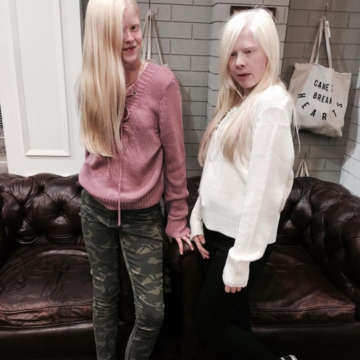 두 소녀는 언젠가 패션모델이 되는 게 꿈이라고 한다.