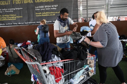 카트에서 자신이 가져온 짐을 내리고 있다. (사진=메트로)