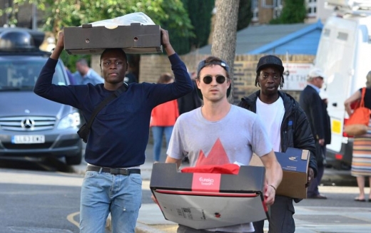 지역 주민들은 자신이 가진 물건들로 피해자들을 돕기 위해 발벗고 나서고 있다. (사진=데일리메일 캡쳐)