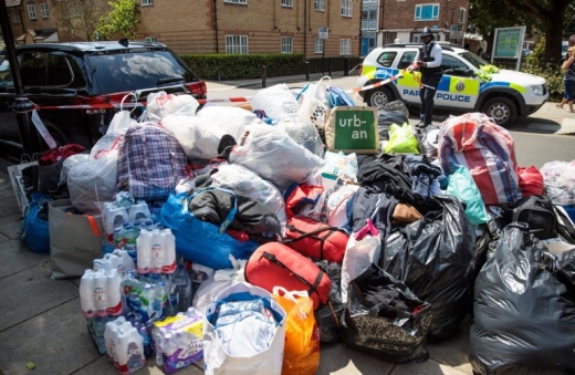 센터 바깥까지 쌓인 물품들. (사진=메트로)