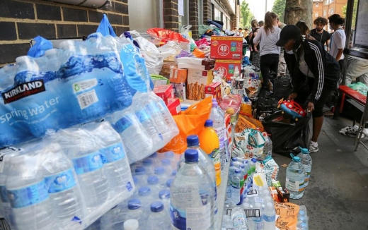 센터 밖에 차곡차곡 쌓인 물병. (사진=데일리메일 캡쳐)