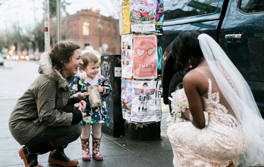 아이가 엄마와 산책을 하던 길에 만난 신부를 신기하게 쳐다보고 있다. (사진=이머저)