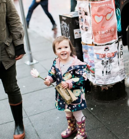 신부가 건네준 꽃송이를 받고 기분이 좋으면서도 시선을 떼지 못하고 있는 모습. (사진=이미저)