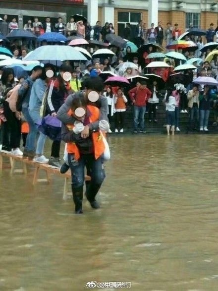 이 사진은 환경미화원은 젖어도 되고, ‘대학생님’은 옷 젖으면 안된다는 거냐는 비난을 자초했다. (사진=웨이보)